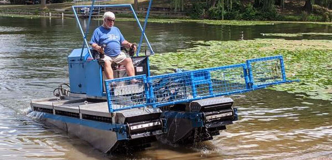 AMPHIBIOUS WEED HARVESTER Weed Lake 1